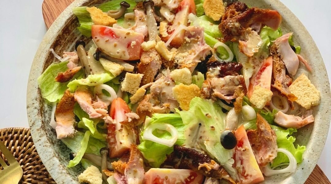 plat d'été frais et remplis de légumes sur une planche à découper illustrant l'alimentation estivale