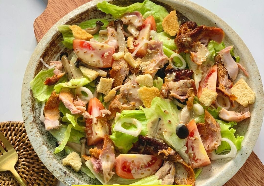 plat d'été frais et remplis de légumes sur une planche à découper illustrant l'alimentation estivale