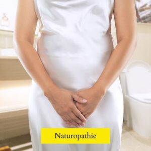 femme en robe blanche les mains devant l'entre-jambes illustrant les infections urinaires et les cystites
