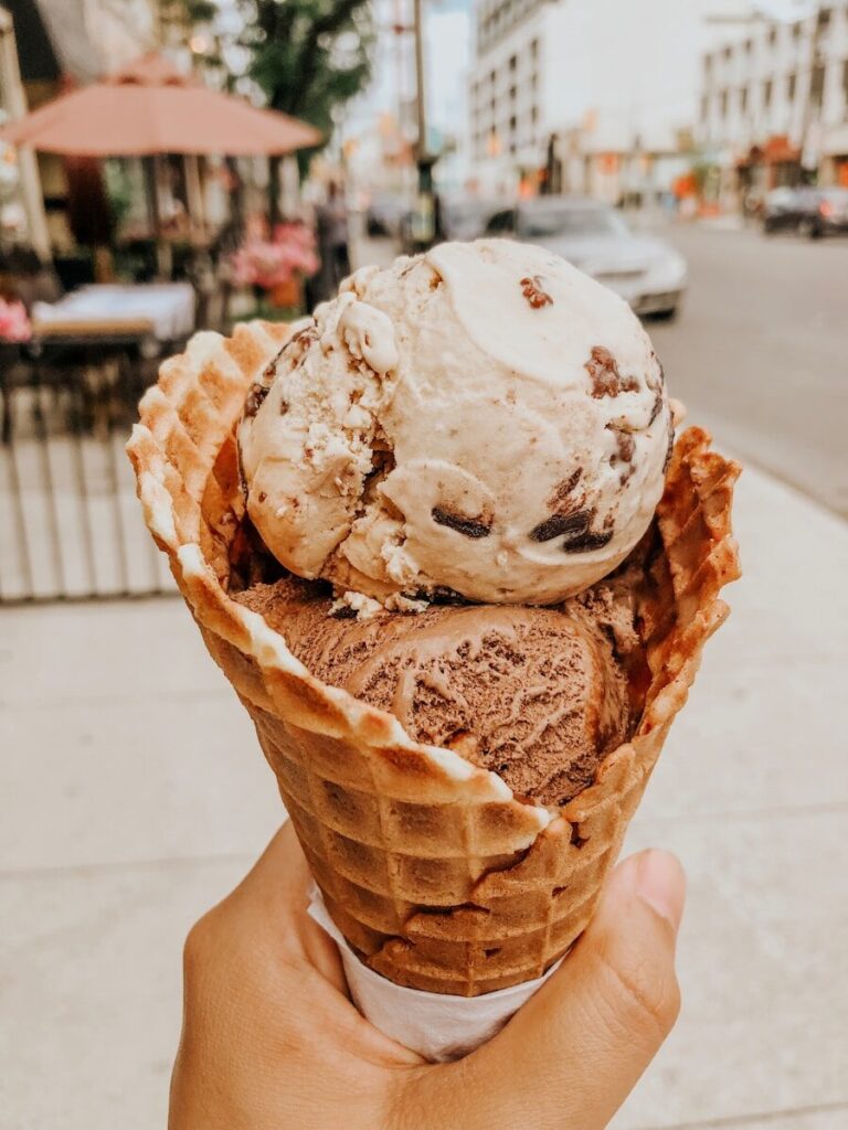 Une personne tenant une glace dans un cornet