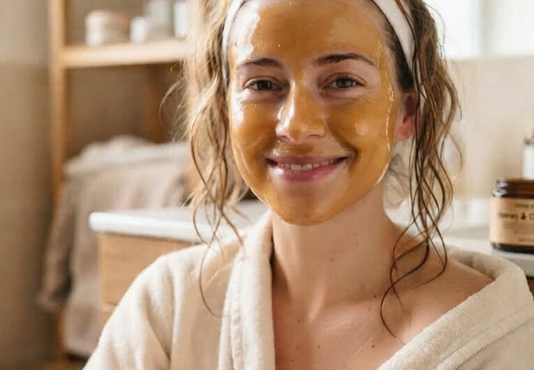 Image IA d'une jeune femme souriante avec un masque de visage au miel, illustrant une recette de cosmétiques 100% naturels